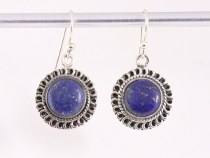 53956 Ronde bewerkte zilveren oorbellen met lapis lazuli