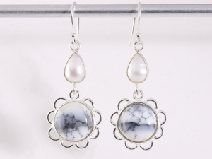 53976 Opengewerkte zilveren oorbellen met dendriet opaal en parel