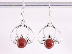 54023 Opengewerkte zilveren oorbellen met rode jaspis