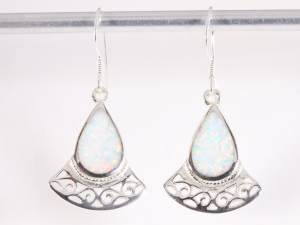 54044 Bewerkte zilveren oorbellen met welo opaal