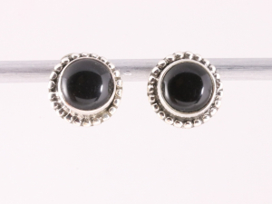 54152 Fijne bewerkte ronde zilveren oorstekers met onyx