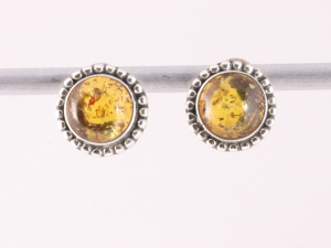 54154 Fijne bewerkte ronde zilveren oorstekers met amber