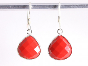54163  Fijne druppelvormige zilveren oorbellen met rode koraal