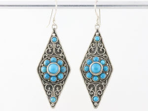 54618 Traditionele bewerkte lange zilveren oorbellen met blauwe turkoois