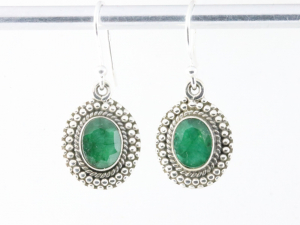 54654 Bewerkte ovale zilveren oorbellen met smaragd