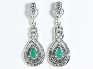 54788 Lange zilveren oorstekers met jade en marcasiet
