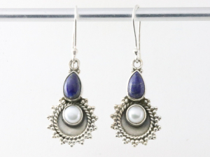 54808 Bewerkte zilveren oorbellen met lapis lazuli en parel