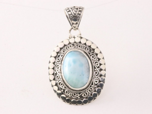 42661 Traditionele bewerkte zilveren hanger met larimar