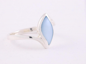 22355 Fijne zilveren ring met lichtblauwe schelp