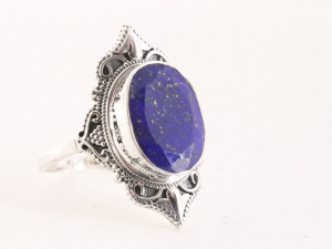 24082 Bewerkte zilveren ring met gefacetteerde lapis lazuli