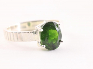 23712 Hoogglans zilveren ring met chroom diopsiet