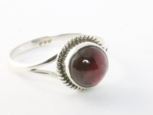 24933 Fijne bewerkte ronde zilveren ring met granaat