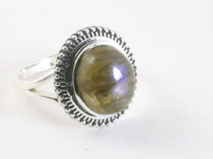 25343 Bewerkte zilveren ring met labradoriet