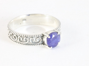 25314 Fijne bewerkte zilveren ring met blauwe saffier