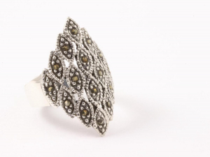 21790 Ruitvormige zilveren ring met marcasiet