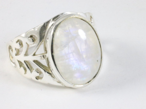 25595 Opengewerkte zilveren ring met regenboog maansteen