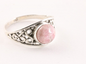 24284 Fijne opengewerkte zilveren ring met rhodochrosiet