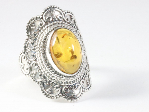 25704 Bewerkte zilveren ring met amber