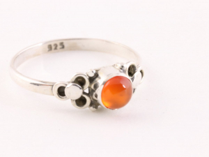 21164 Fijne bewerkte zilveren ring met carneool