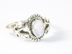 25652 Fijne bewerkte zilveren ring met regenboog maansteen