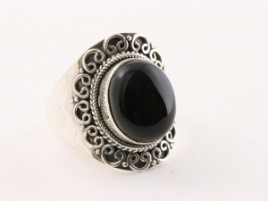 23004 Bewerkte zilveren ring met onyx