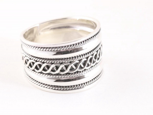 23594 Brede zilveren ring met kruiskabelpatroon