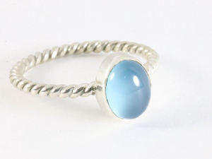 25270 Fijne zilveren ring met blauwe chalcedoon