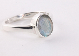 22644 Zilveren ring met labradoriet