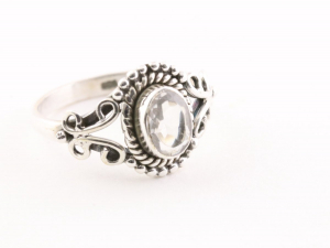 23277 Fijne opengewerkte zilveren ring met bergkristal