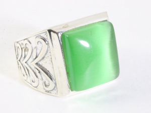 25143 Zware bewerkte zilveren ring met groene opaal