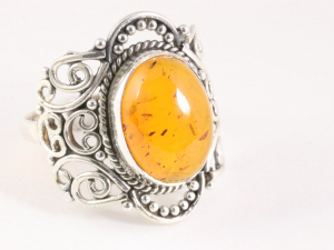 24355 Opengewerkte zilveren ring met amber