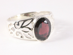 24378 Opengewerkte zilveren ring met granaat