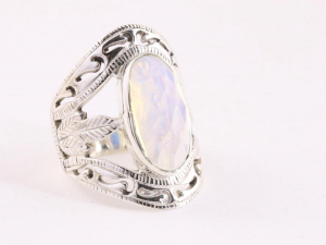 23136 Opengewerkte zilveren ring met vuuropaal