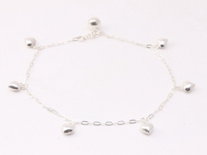 61218 Fijne zilveren enkelband met hoogglans hartjes