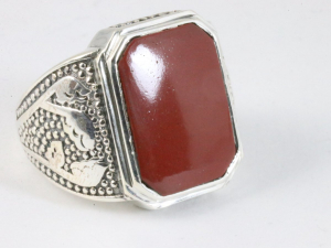 25552 Zware bewerkte zilveren ring met rode jaspis