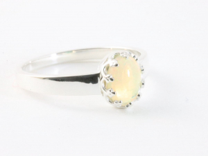 24632 Hoogglans zilveren ring met Ethiopische opaal