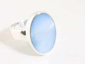 24699 Ovale hoogglans zilveren ring met blauwe schelp