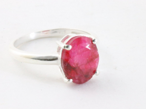 24911 Fijne hoogglans zilveren ring met robijn
