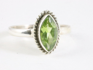 24842 Fijne bewerkte zilveren ring met peridoot