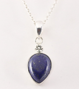 42714+HK Bewerkte zilveren hanger met lapis lazuli aan ketting