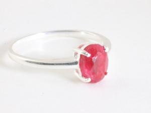 25204 Fijne hoogglans zilveren ring met robijn