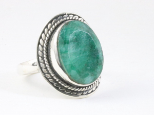 24759 Bewerkte zilveren ring met smaragd