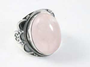 24974 Bewerkte zilveren ring met rozenkwarts