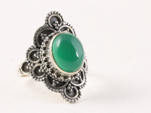 23997 Bewerkte zilveren ring met groene onyx