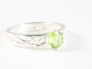 24461 Fijne opengewerkte zilveren ring met peridoot