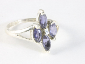 25196 Fijne zilveren ring met ioliet