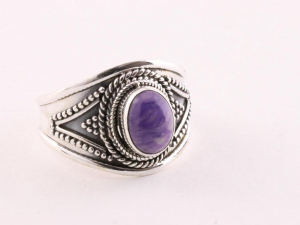20726 Bewerkte zilveren ring met charoiet