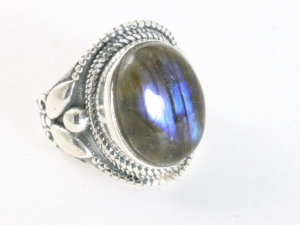 25417 Zware bewerkte zilveren ring met labradoriet