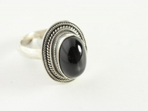 21482 Bewerkte zilveren ring met onyx