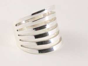 24368 Brede zware opengewerkte zilveren ring